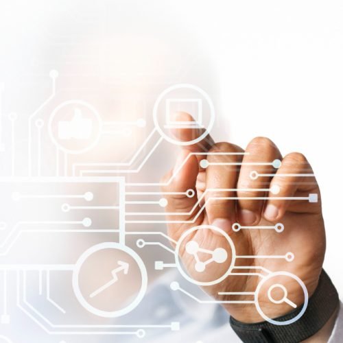 empresario-apuntando-su-presentacion-negocios-pantalla-digital-alta-tecnologia (1)